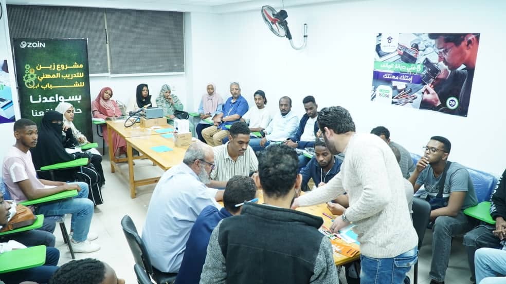 جلسة تدريبية للمتدربين في مشروع زين للتدريب المهني في القاهرة