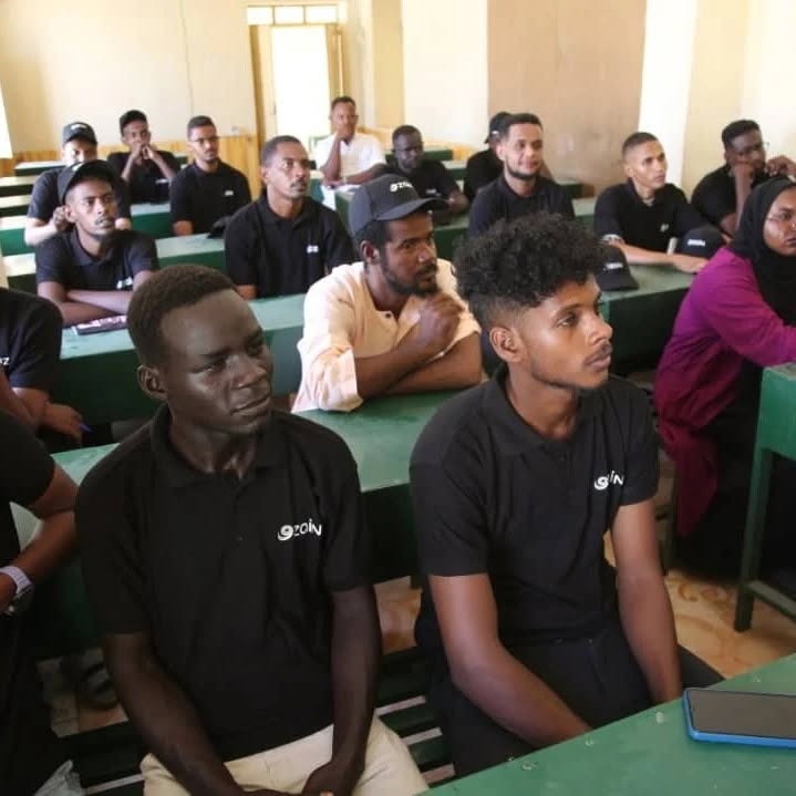 متدربون يستمعون إلى الجلسة التعريفية
