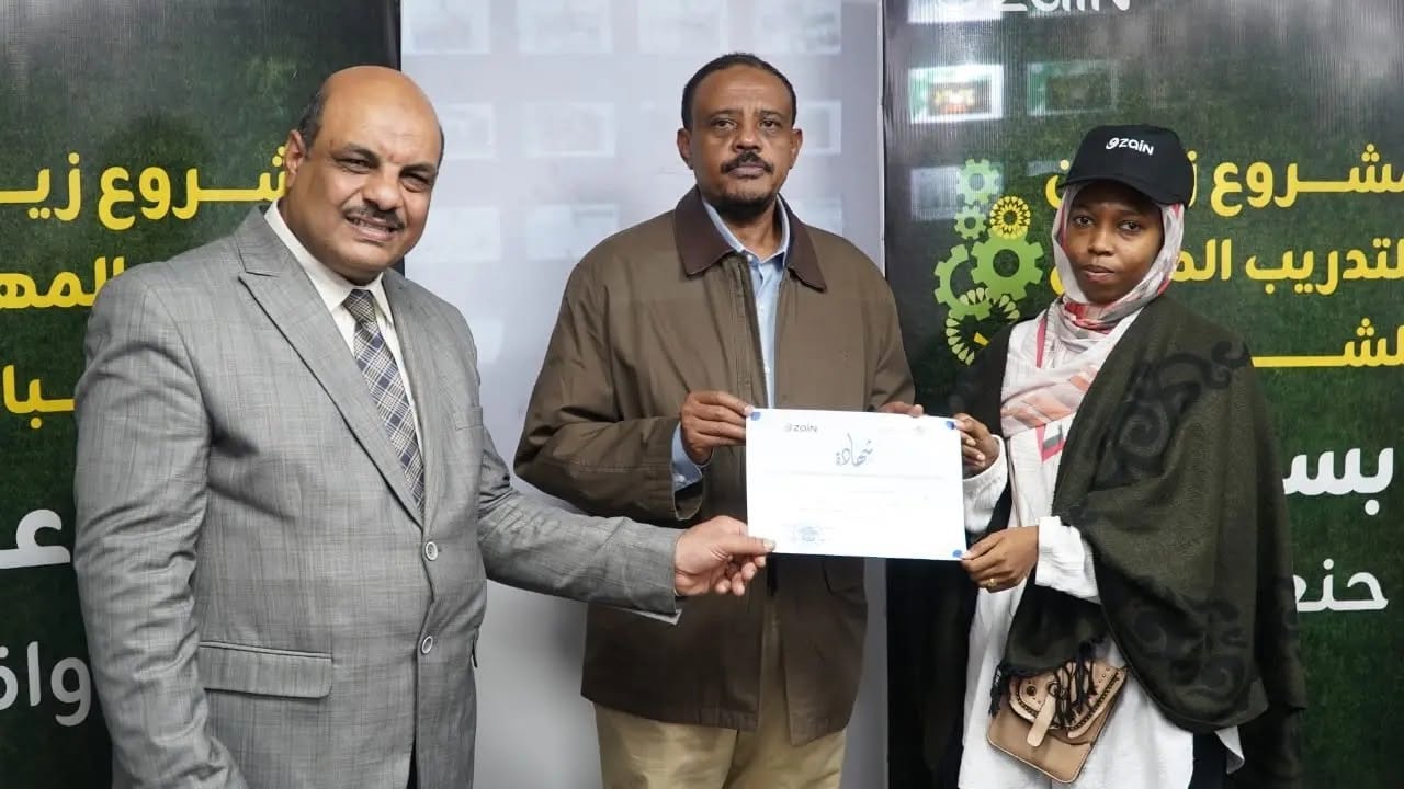 تسليم شهادة متدربة خلال حفل التخريج في القاهرة